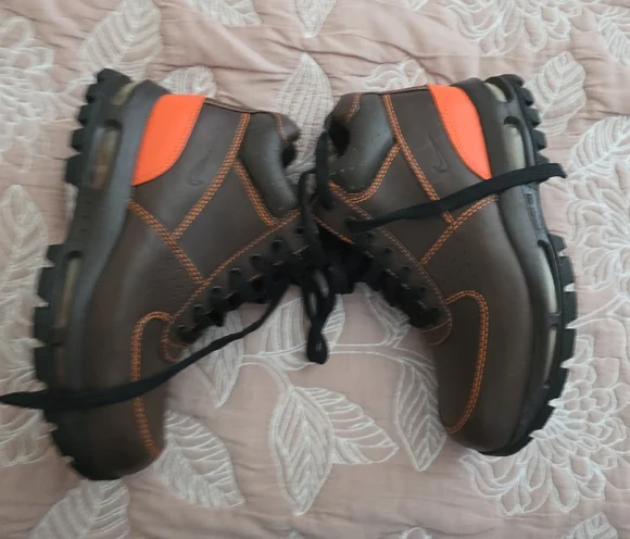Nike ACG Brown and Black Sneakers - Picture 3 of 5